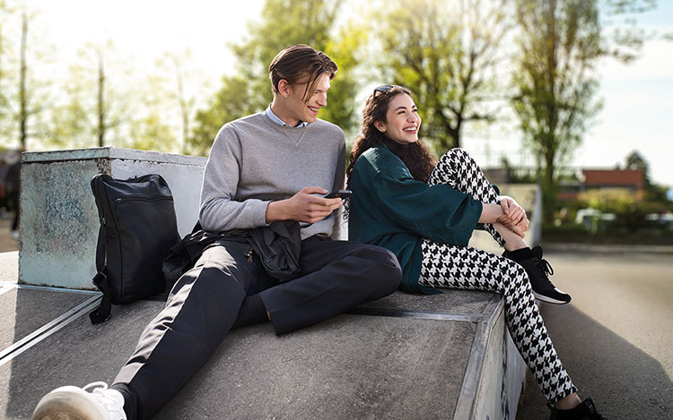 Junge Frau und junger Mann