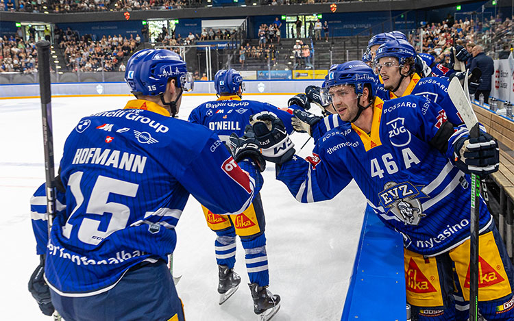 Lino Martschini mit Helm und weitere Spieler