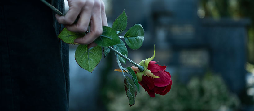 Mann mit Rose in der Hand