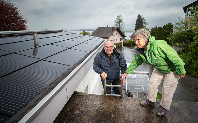 Paar mit Solaranlagen