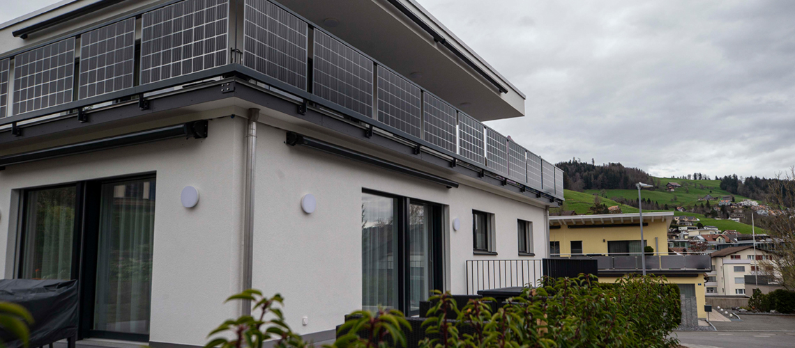 Photovoltaikanlage an Balkongeländer