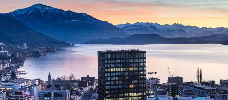 Stadt Zug mit See und Berge