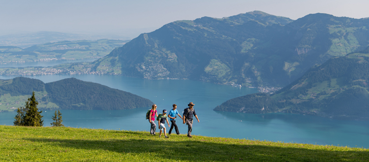 Familie wandert mit Blick auf den See