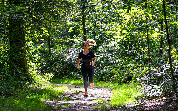 Energie tankt Livia Fanger beim Joggen im herrlichen Sijentalwald in Rotkreuz.