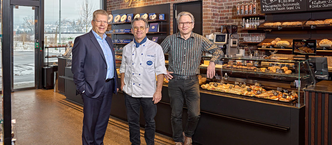 Drei Männer in Bäckerei